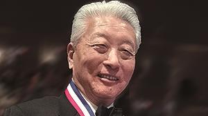 刘冰签名赠书 促读者乐捐UCLA东亚图书馆
